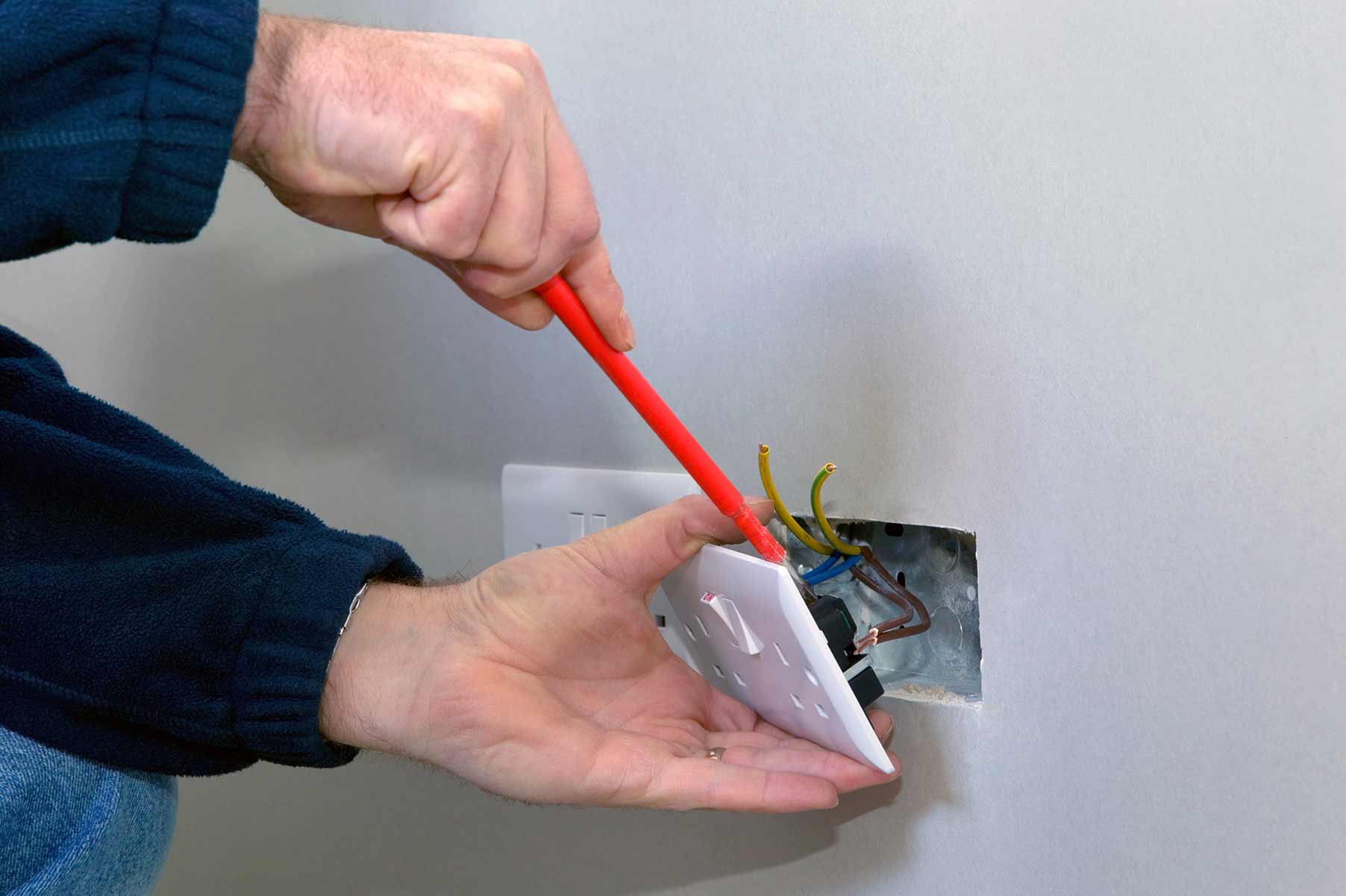 Our electricians can install plug sockets for domestic and commercial proeprties in Walsall and the local area. 